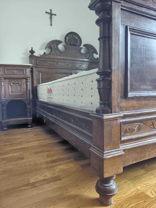 Mobília (antiga) de Quarto: Cama e Colchão