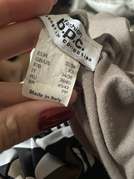 Blusa com padrão e elástico no fundo