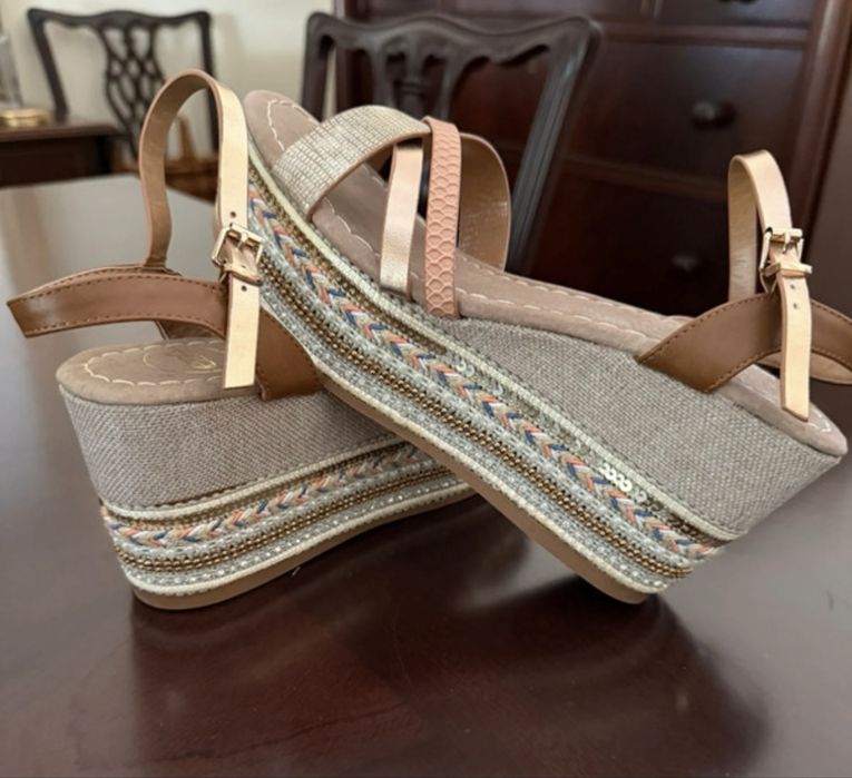 Sandalias douradas Exé