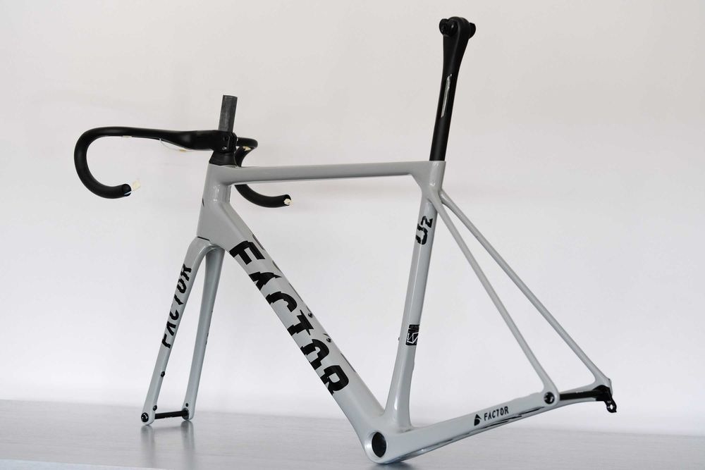 Rama FACTOR (Zestaw Premium) O2 2023 Disc k. Shattered Grey, r. 54