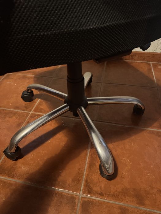 Cadeira Escritório Ergonómica c braços nunca usados