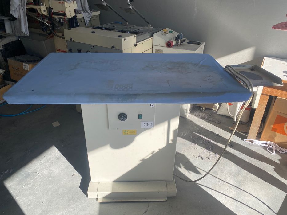 Mesa de passar a ferro com aspiração e caldeira