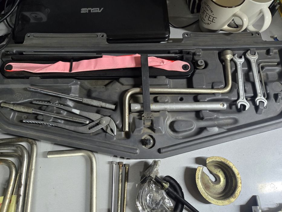 Набор ключи домкрат баллонник знак ключ свечной  bmw бмв е39 е38 е46