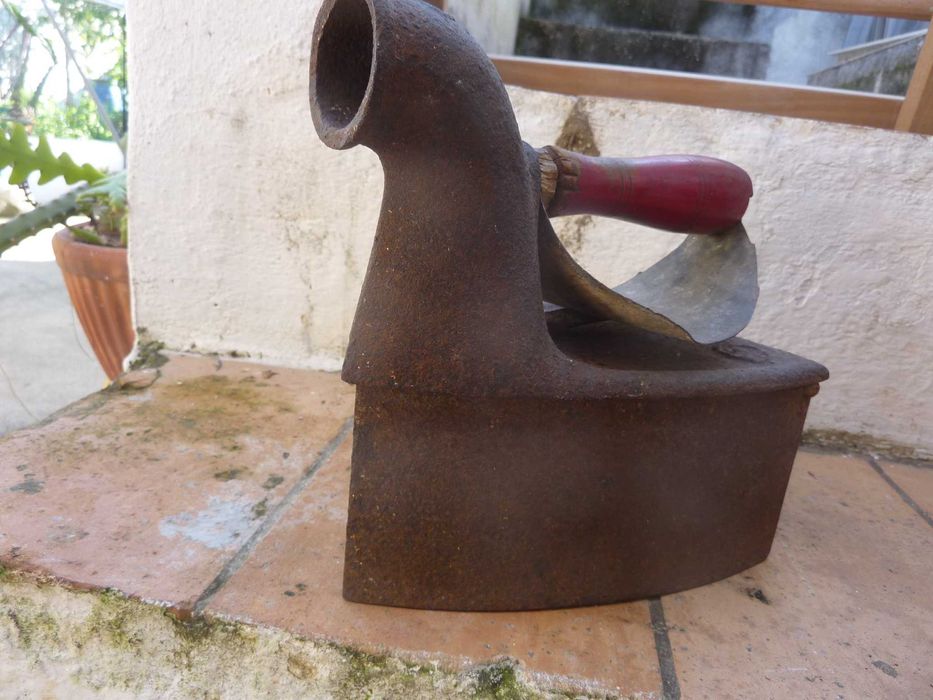 Engomar com calor do carvão