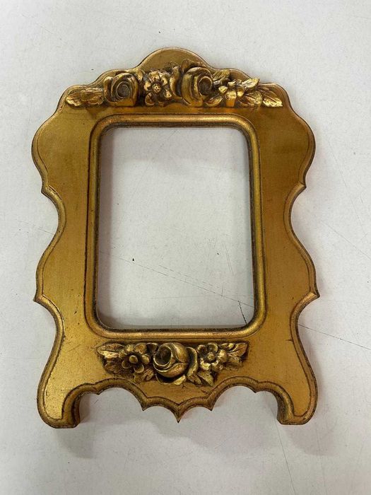 Moldura romântica de talha dourada