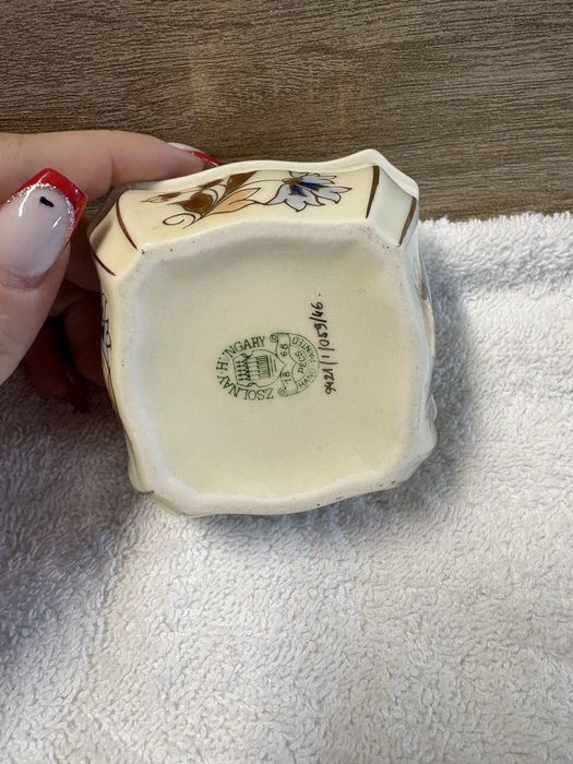 Porcelanowa szkatułka z kwiatami