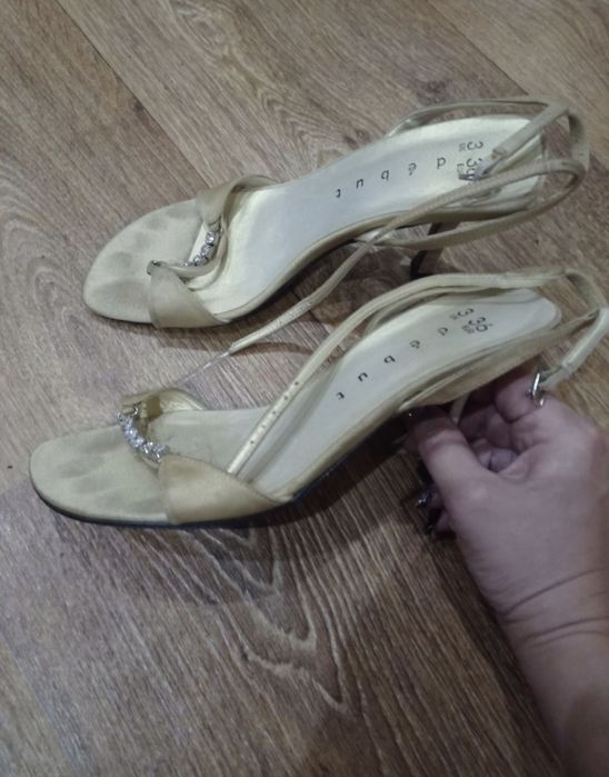 Красивые элегантные с камнями