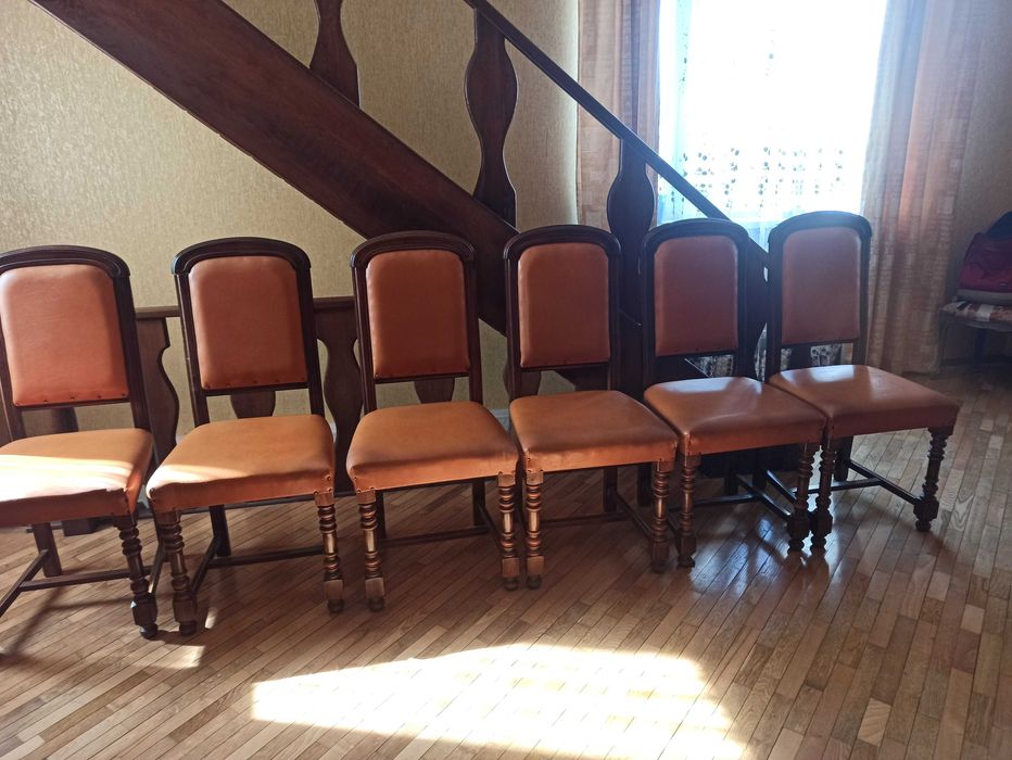 Дерев'яні стільці в вітальню