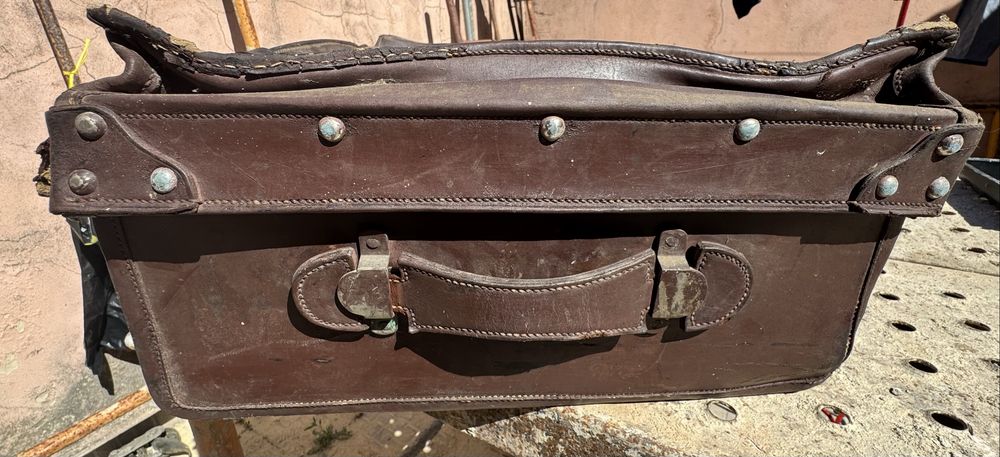 Mala de viagem antiga em couro