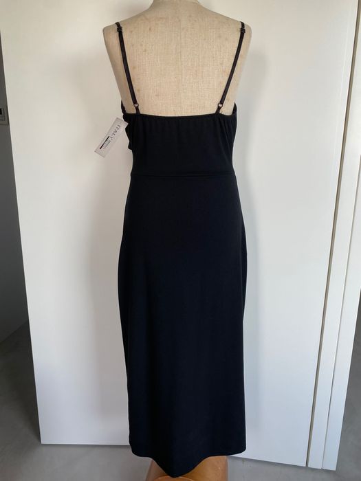Vestido com aberturas laterais