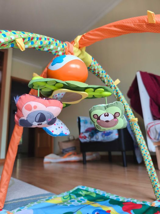 Tapete de actividades com mobile Chicco