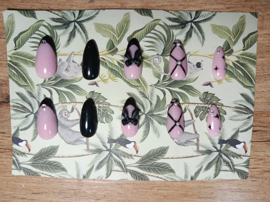 Press on nails (żelowe paznokcie)