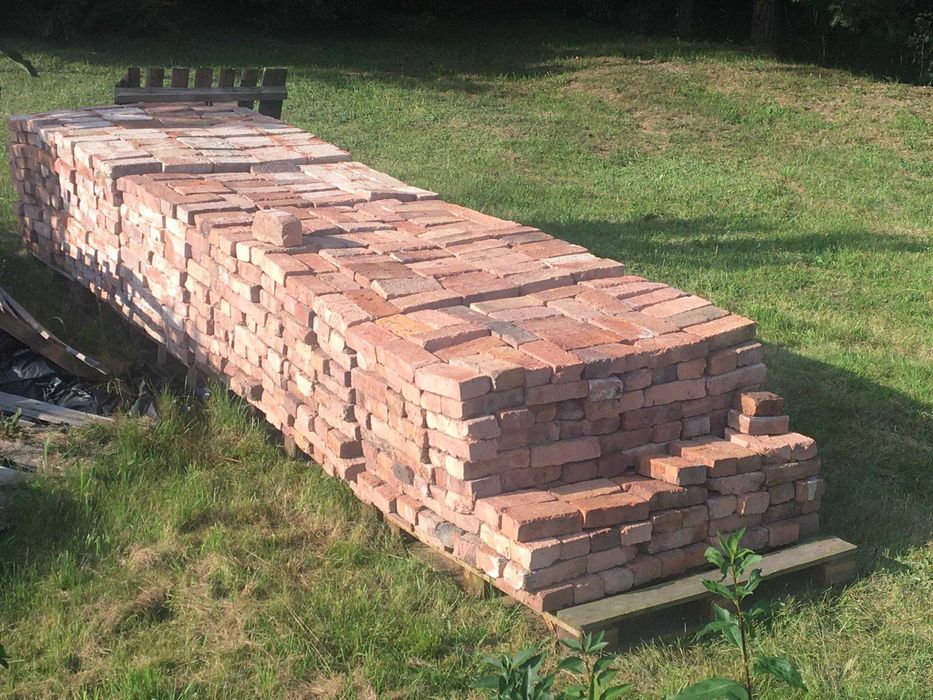 Cegła nowa - nieużywana i z rozbiórki ściany w domu.