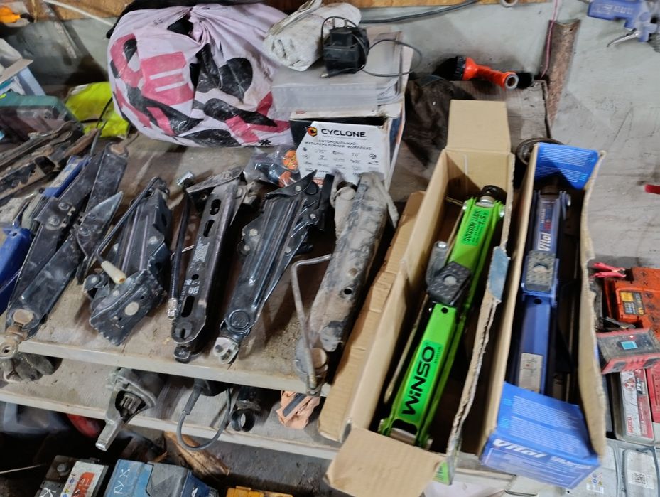 Домкрат,ключ не дорого новые