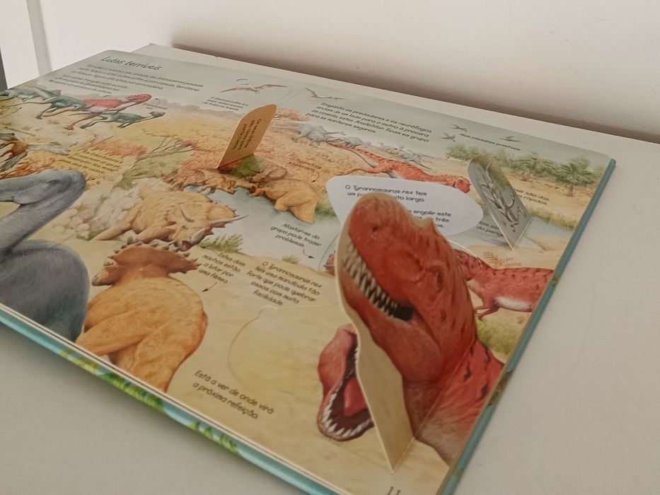 Espreita o Mundo dos Dinossauros