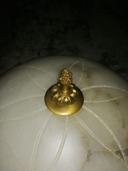 Candeeiro de pedra com dourado
