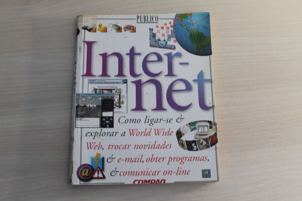 Livros antigos sobre arte e internet