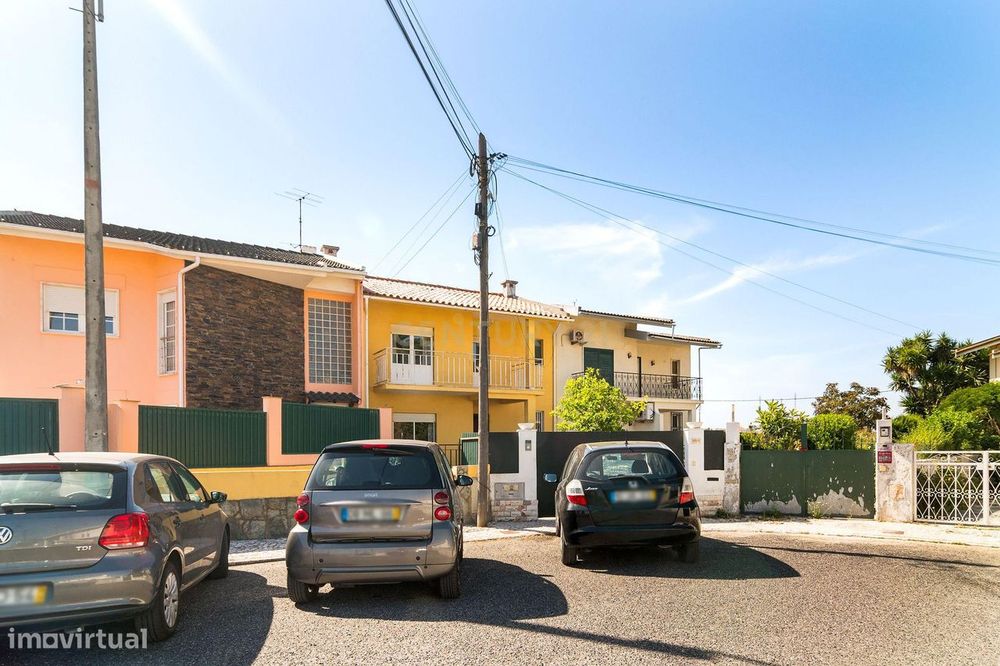 Moradia T3 com 3 pisos, garagem ampla e excelente espaço exterior em P