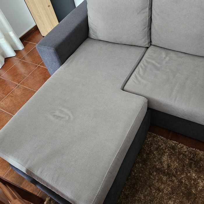 Sofá cinzento de 3 lugares novo e em Excelente Estado com chaise longe
