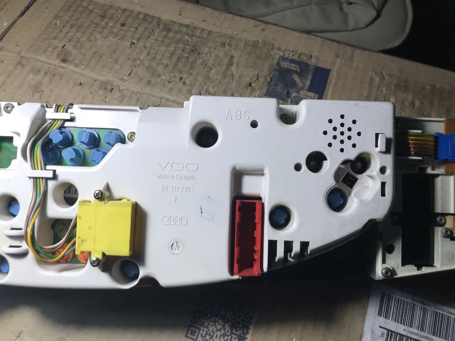 Ауди  а6 с4 , 100  дизель и  бензин, панель приборов.