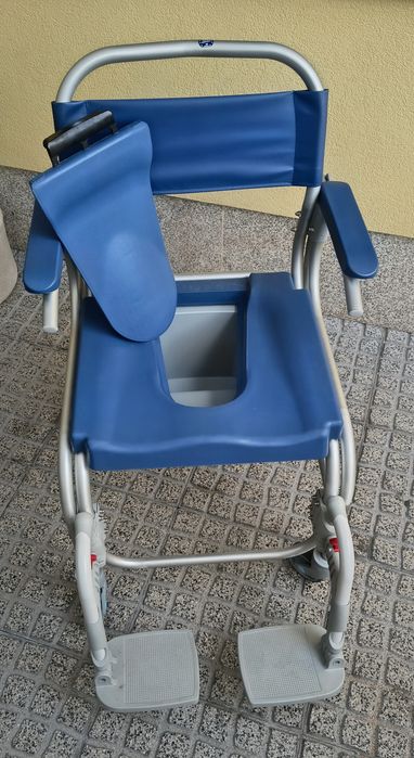 Cadeira de rodas para banho e sanitária