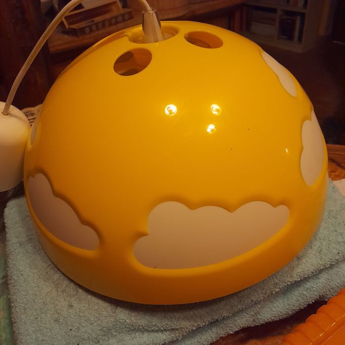 Candeeiro de teto amarelo com nuvens