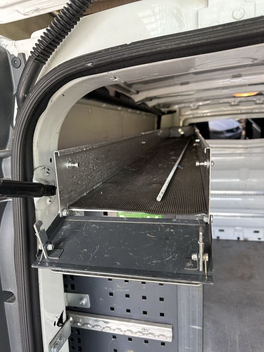 Zabudowa warsztatowa regały imadło  trafic vivaro t5  sprinter crafter