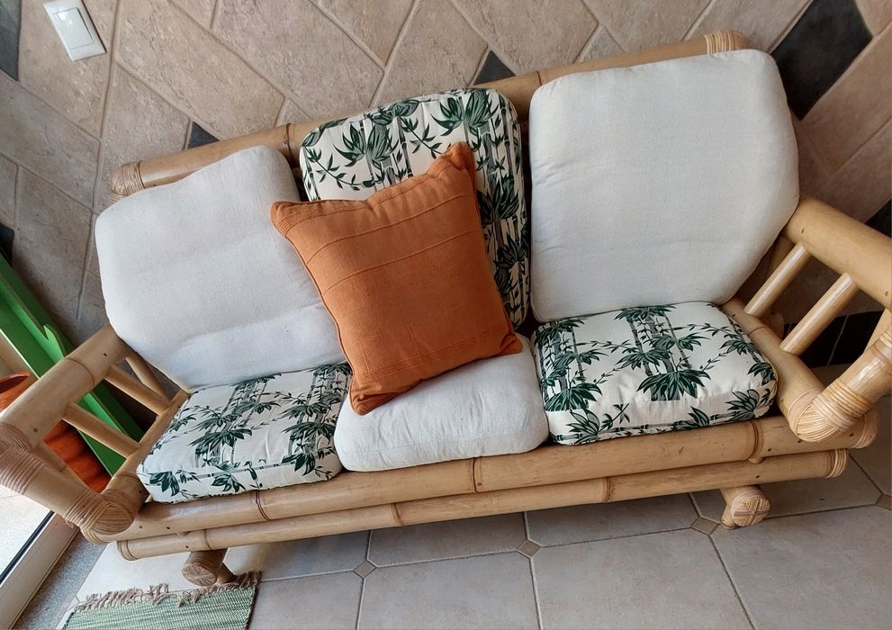 Sofás em bambu com almofadas