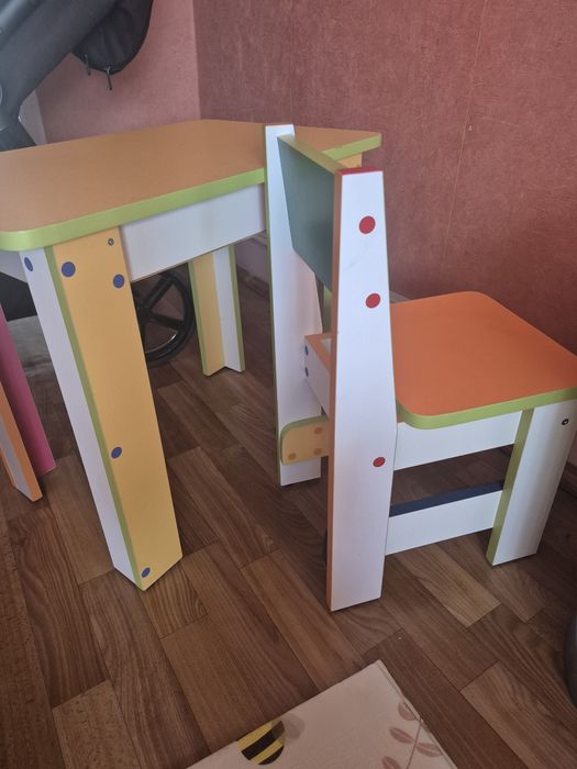 Продам дитячий стіл зі стільчиком