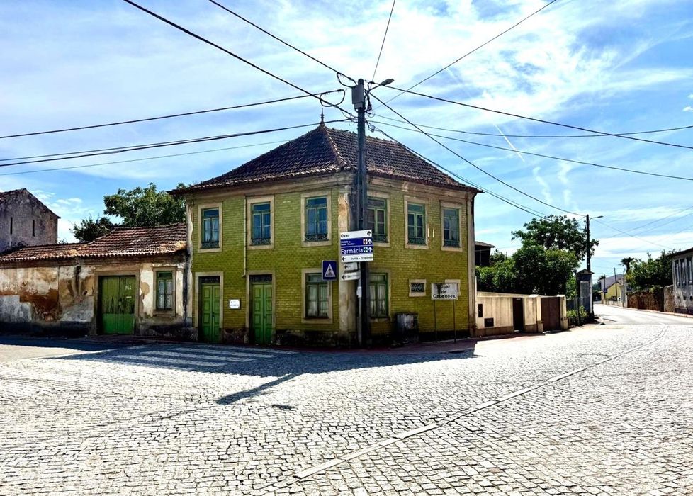 Moradia Centenária T3 para Reabilitação em São João, Ovar