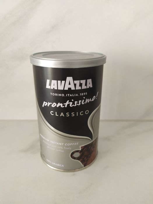 Pusta puszka Lavazza na kawę