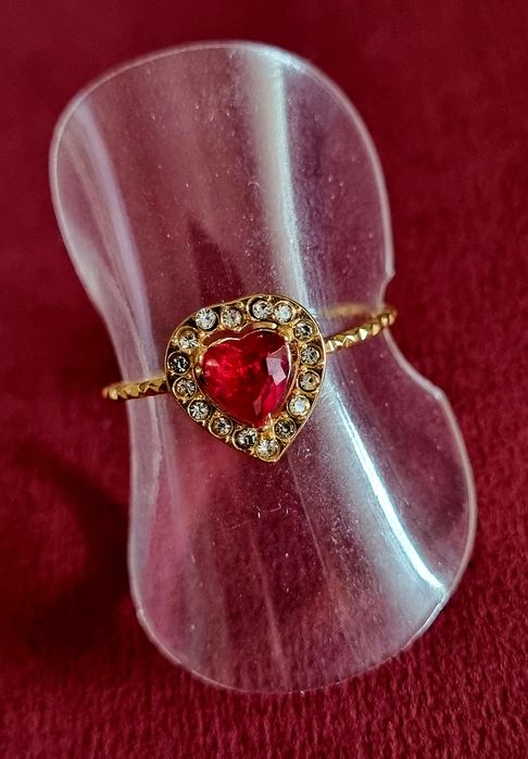 Anel dourado, em aço, coração vermelho rodeado de zirconias. Ajustável