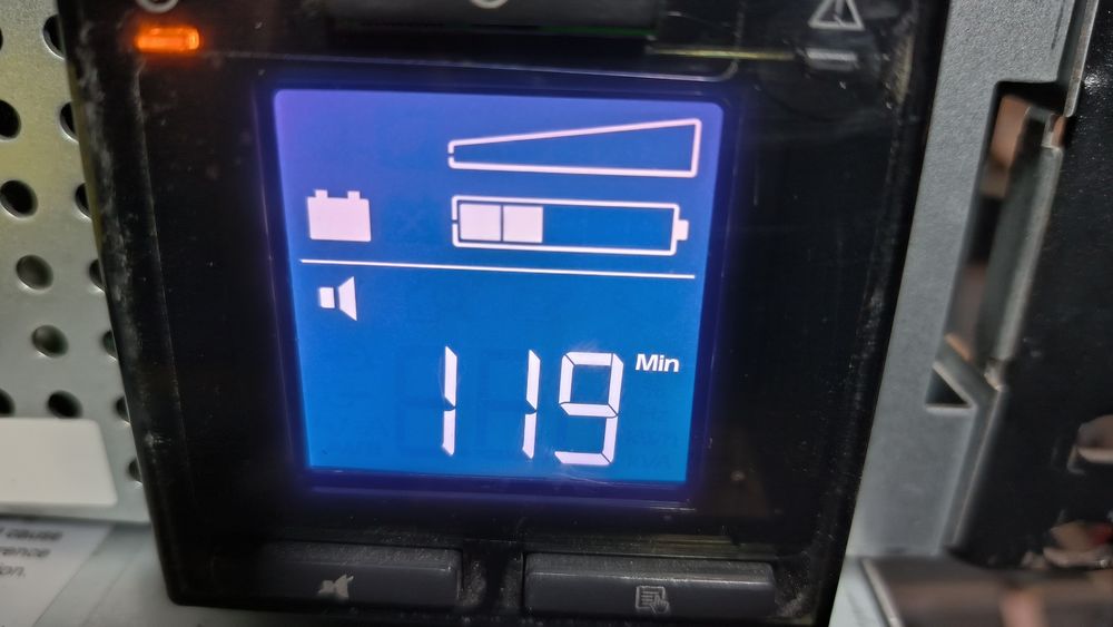 Бесперебойник APC Smart 1000 LCD 24в 600Вт чистый синус smc1000i-2u