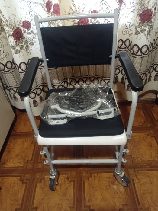 Крiсло- стiлець для туалету  на колесах