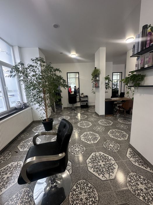 Оренда фасадного приміщення з євроремонтом — вул. Антонича 11, 95м2