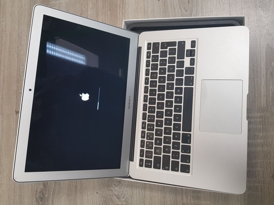 Apple Macbook air  A1466  i5