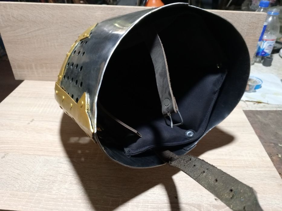 Рыцарский шлем Топхельм.