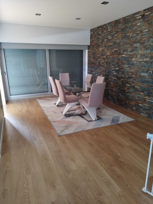 Mesa de jantar e cadeiras