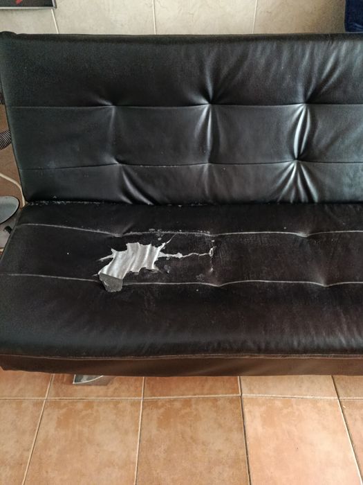 Sofá cama com algum desgaste