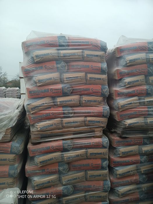 Цемент м 550 отличного качества 
Песок речной 500 грн
Песок беляевский