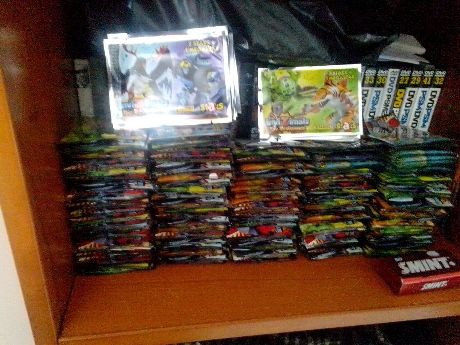 Carteirinhas novas com cartas (stacks) magnetizadas Invizimals the res