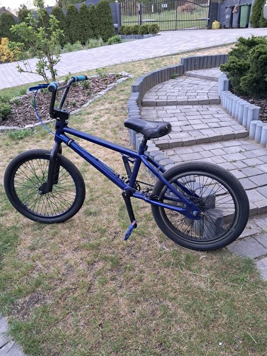 Niebieski rower BMX