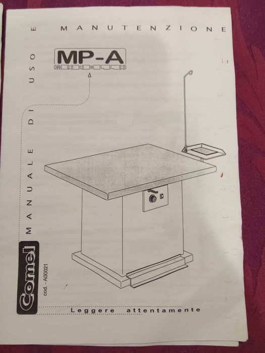 Conjunto de mesa de passar, dois ferros e caldeira