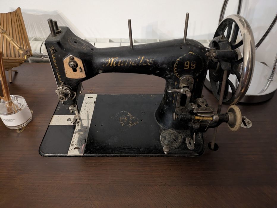 Máquina de costura antiga a pedal Mundlos