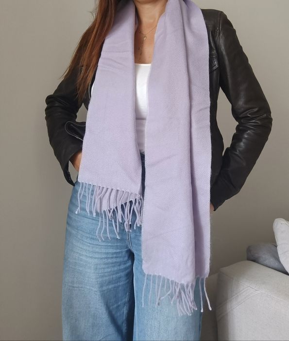 Szalik liliowy z frędzlami wool touch  150 cm dł, szer.30 cm.