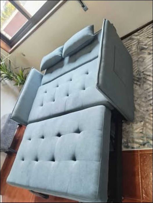 Sofá - cama moderno e extremamente funcional.