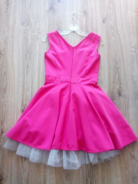 Elegancka sukienka rozkloszowana z dluzszym tylem r. 36