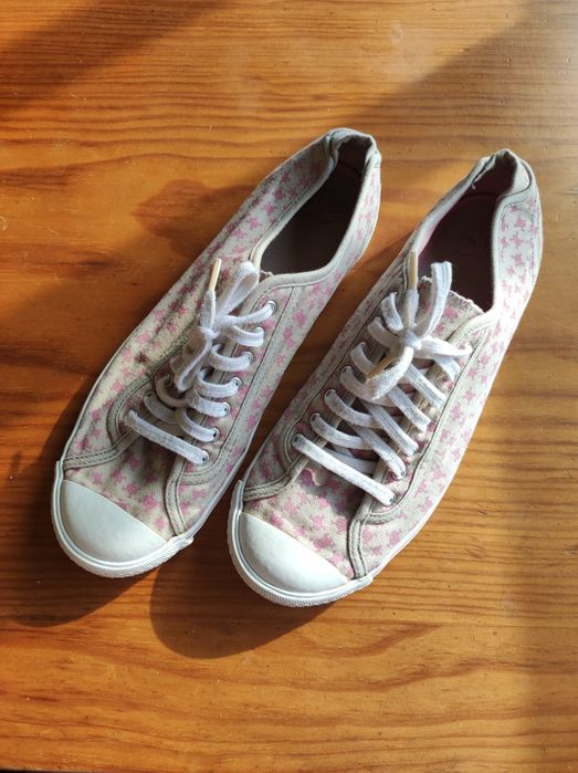 Sapatilhas Cinzentas com Caveira Rosa