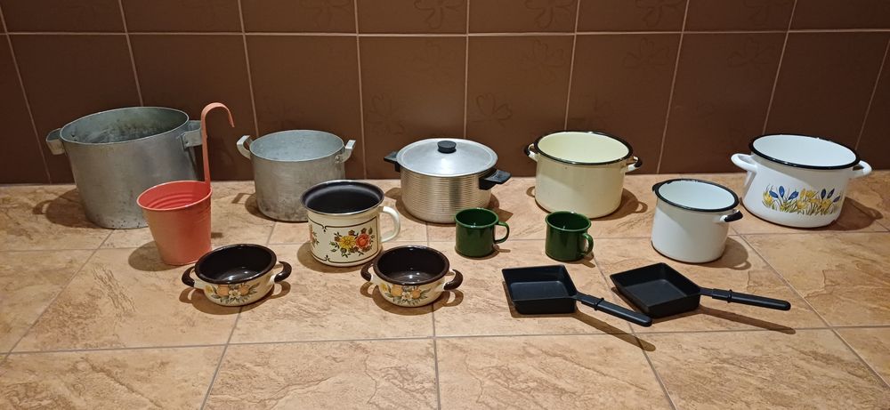 Baniaczki emaliowane maszynki do mięsa,serwisy do kawy.