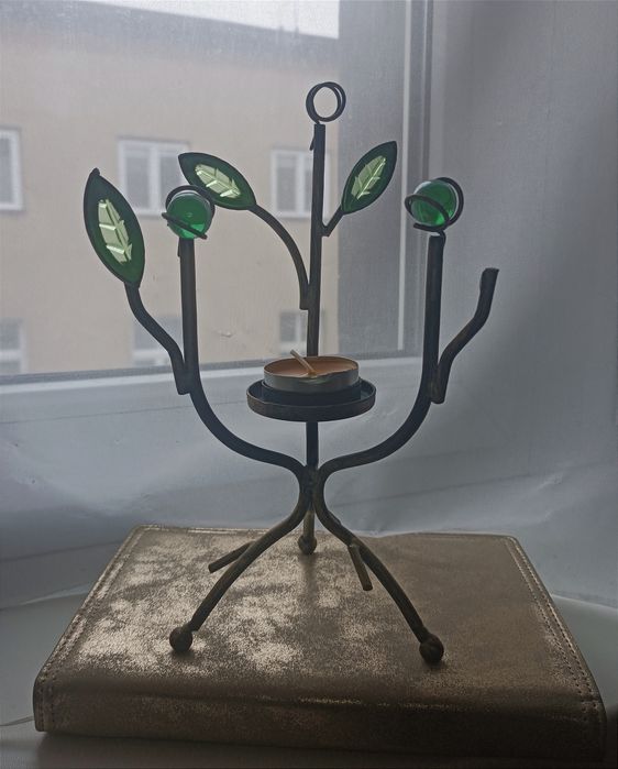 Metalowy świecznik, metaloplastyka, szkło